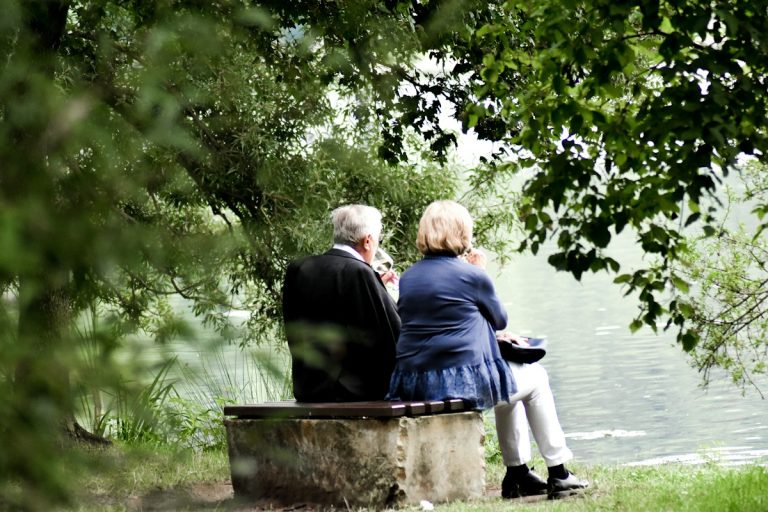 Navigating Medigap Standardized Benefit Plans, Guaranteed Issue Rights, and Medical Underwriting medigap insurance policy elderly couple retirement health planning